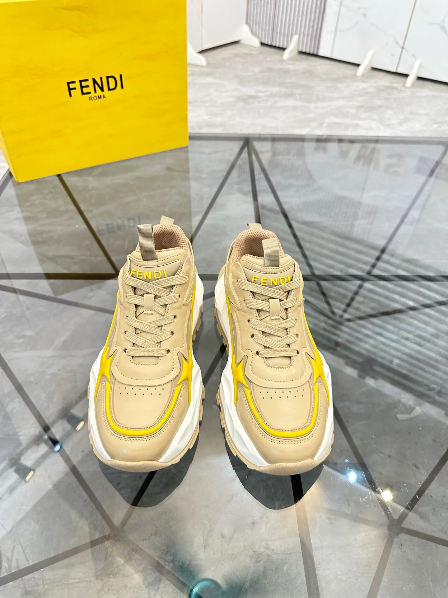 Men's shoes: 💰P580¥ Product trademark: Fendi* "Fendi*" low-top sports shoes Regular size: 39-44 (can be customized to 38.45.46) Product material: imported cowhide upper, breathable lining, original outsole. No.: 0008